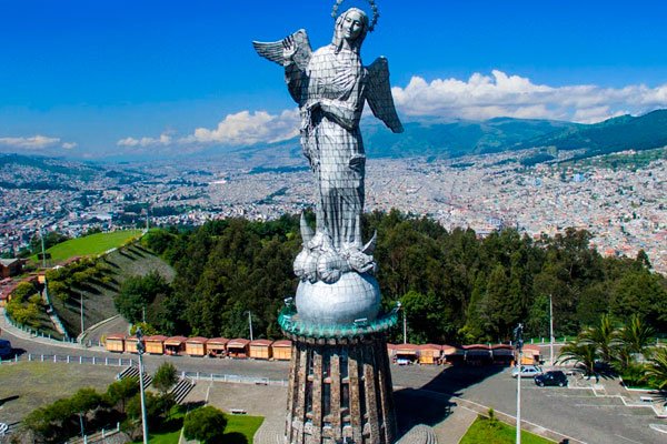 el panecillo en quito